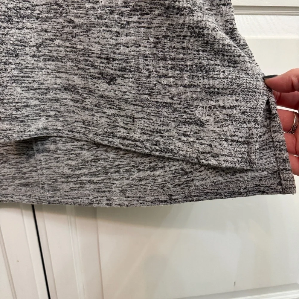 Banana Republic Heathered Gray V-Neck Top size M.
